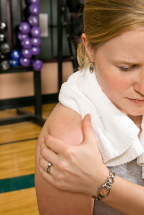 woman grabbing shoulder biceps tendon pain